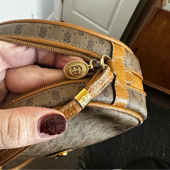 Authentic Vintage Gucci InterlockingGG Monogram Circle Canteen Crossbody Bag - Picture 6 of 13